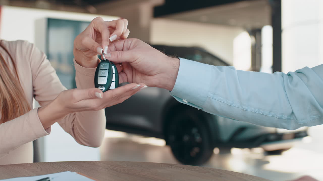 cliente feliz recibiendo las llaves del coche