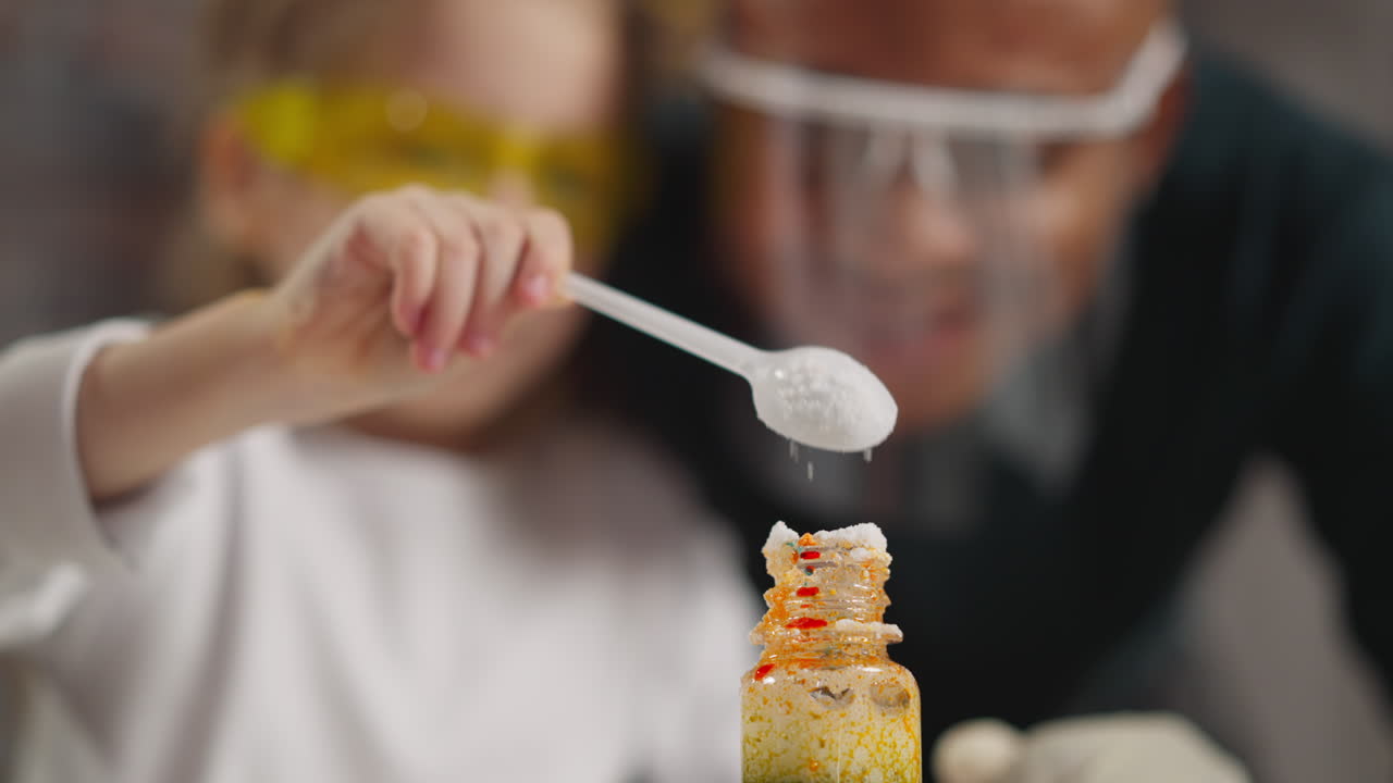 유치원생 소녀 가 교사 와 함께 병 에 효모 가루 를  ⁇ 는다