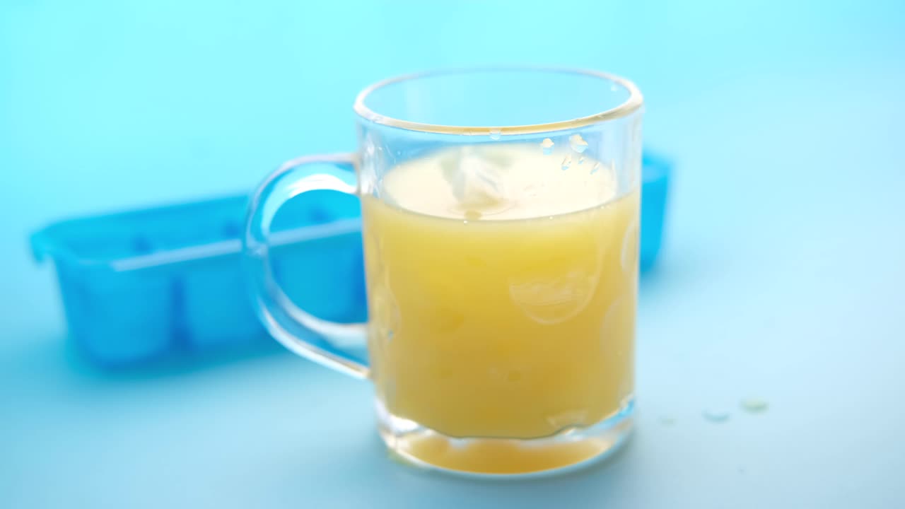 얼음으로 된 주스 한 잔