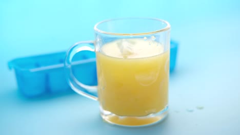 un vaso de jugo con hielo