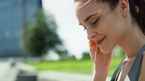 Nahaufnahmevideo-Von-Frauen-In-Trainingskleidung-Mit-Telefon