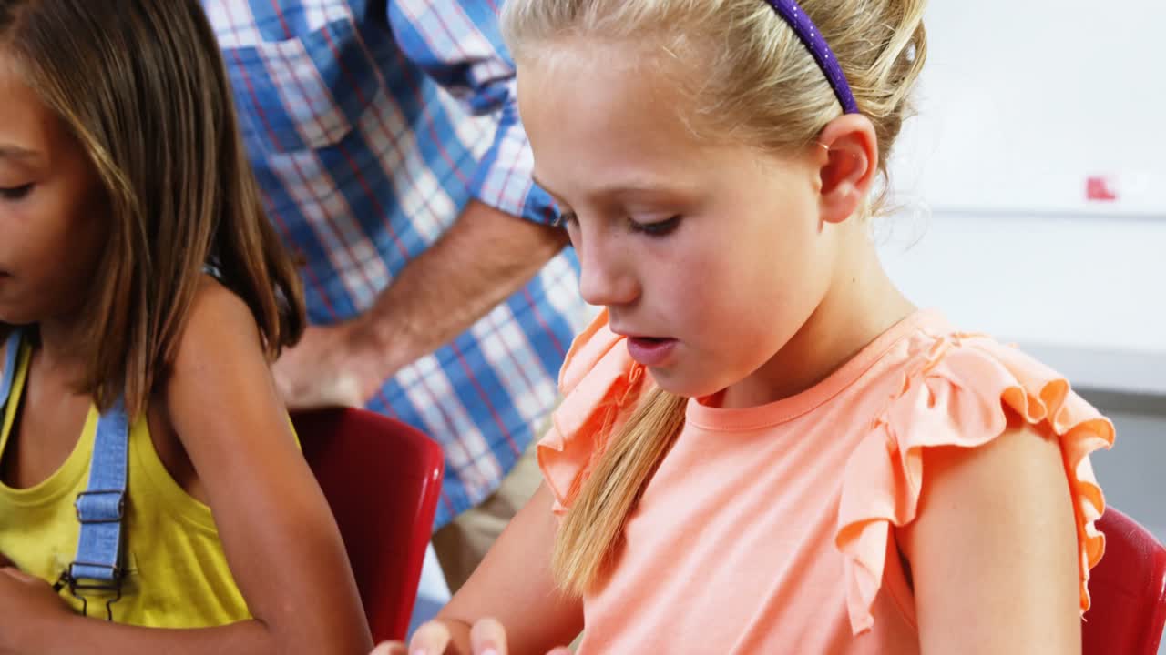 학생 들 이 교실 에서 컴퓨터 를 사용 하고 있다