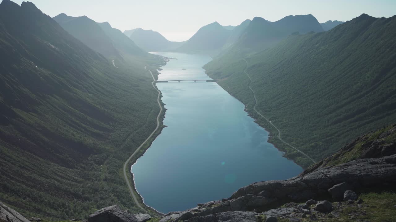 Luftfoto av Gryllefjord mellom fjellene på Senja, Norge.