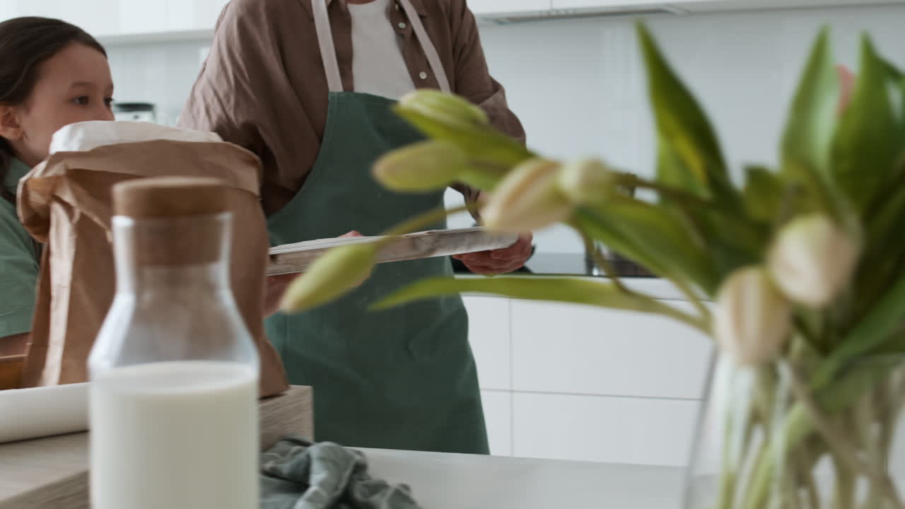 la abuela y la niña horneando