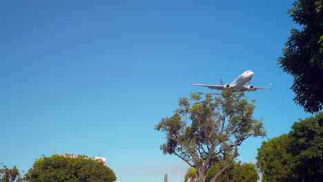 Avión-Aterrizando-Sobre-El-Parque-De-Aviones-Junto-A-In-N-Out-En-Los-Angeles-Junto-Al-Aeropuerto-Internacional-Lax