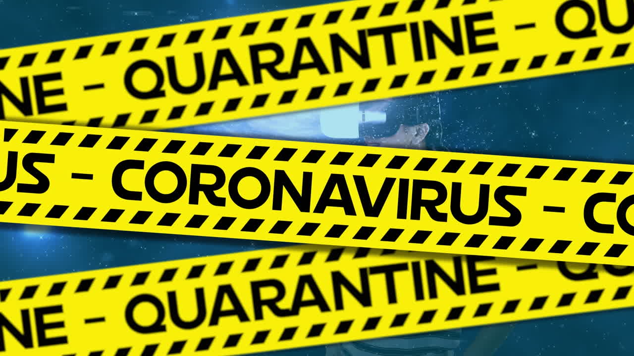 Animazione del testo di avviso di quarantena e connessioni su una donna che indossa un visore VR
