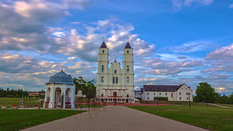 Video-Timelapse-De-La-Puesta-Del-Sol-De-La-Basílica-Católica-Romana-De-Aglona-De-La-Asunción-De-La-Santísima-Virgen-María-En-Aglona,-Letonia-Con-Lugareños-Que-Vienen-A-Orar