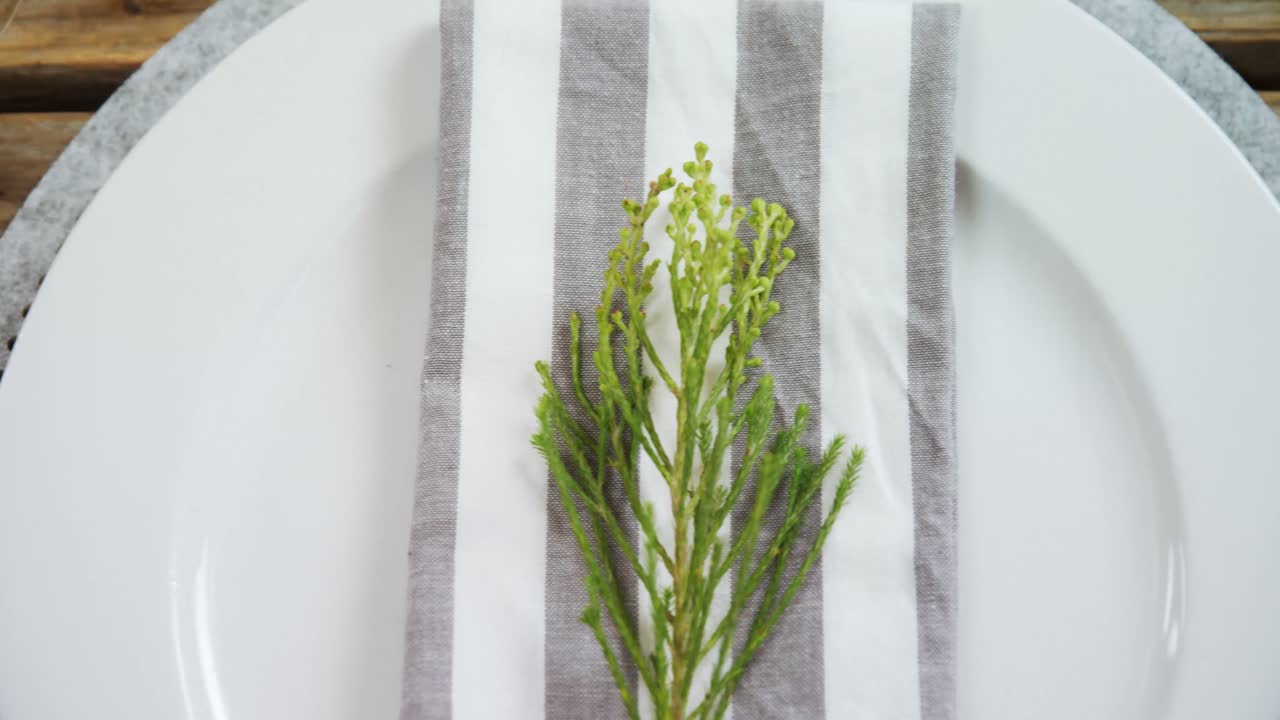 나무 테이블 4k에 다양한 식구