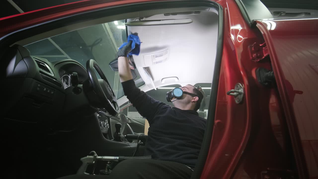 전문적인 자동차 청소. 샤워. 인테리어 세부 사항. 자동차 인테리어를 건조 청소 및 세부 사항; 깊은 좌석 청소; 자동차 세탁에서 거품을 는; 먼지에서 자동차 패널을 청소하는; 진공청소기