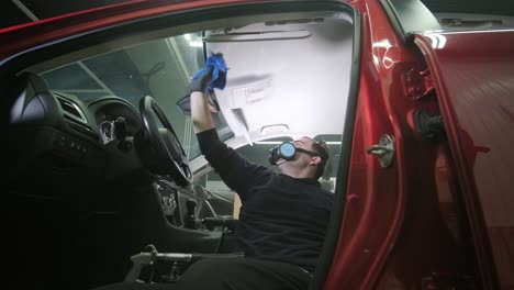 limpieza profesional de automóviles. lavado de sars. detalles interiores. limpieza en seco y detalles del interior de un automóvil. limpeza profunda de asientos. limpeza de espuma en el lavado de automóviles; limpieza del panel del automóvil del polvo. una aspiradora