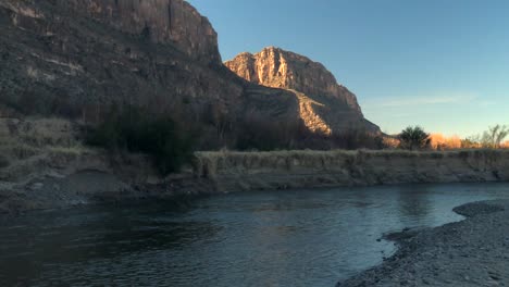 Río-Tranquilo-Que-Fluye-A-Lo-Largo-De-Los-Acantilados-Del-Cañón-En-El-Parque-Nacional-Big-Bend,-EE.UU.