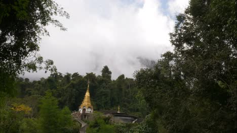 santuario del templo dorado en la montaña