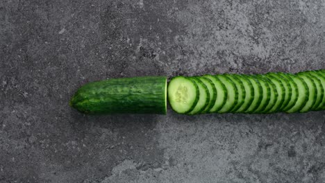 Frische,-Geschnittene-Gurke-Auf-Schwarzem-Hintergrund