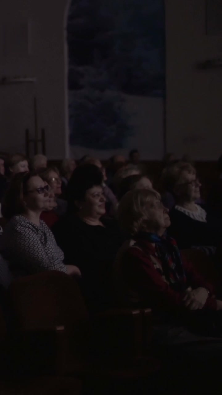 Persone che guardano uno spettacolo a teatro