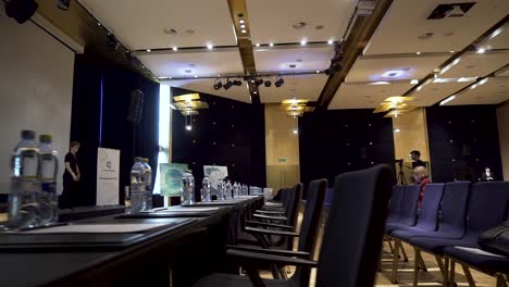 interior de la sala de conferencias