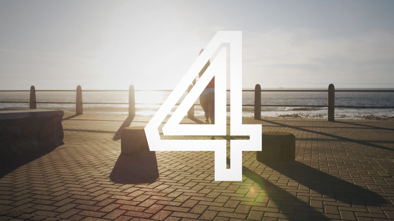 animación de la cuenta atrás sobre la mujer biracial corriendo en el paseo marítimo