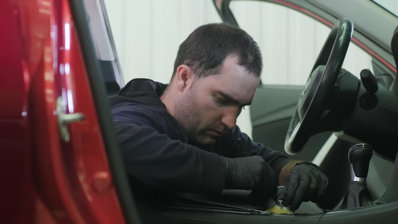 전문적인 자동차 청소: 샤워, 인테리어 디테일링, 차 내부 건조 청소 및 디테일, 차체 및 좌석의 깊은 청소, 자동차 세탁에서 거품을 는, 먼지에서 자동차 패널을 청소, 진공청소기