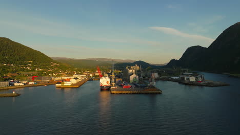 Vista-Aérea-Del-Atraque-De-Barcos-En-El-Parque-Industrial-De-Mosjoen,-Noruega