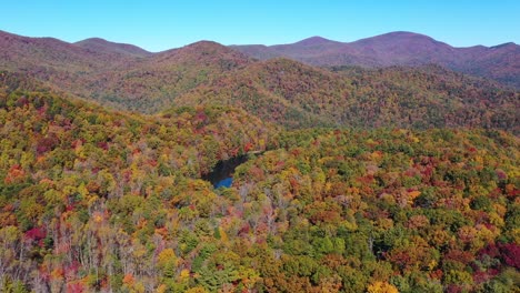 Beautiful-Aerial-Of-Mountain-Lake-And-Trees-Turning-Color-In-Autumn-Or-Fall-In-The-Blue-Ridge-Mountains-Of-Appalachia,-North-Georgia,-The-Chattahoochee–Oconee-National-Forest