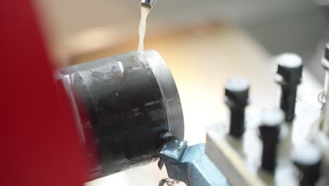 primer plano de un torno trabajando en cámara súper lenta