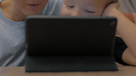 madre e hijo jugando con la tableta