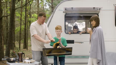 Familia-Nómada-Feliz-Pasando-Tiempo-Juntos-En-El-Campamento-En-El-Bosque