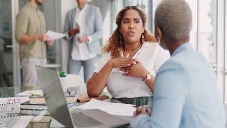 businesswomen in discussion