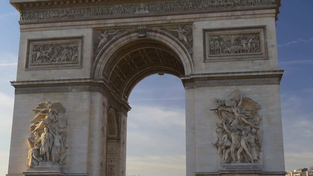 francia hora de puesta de sol ciudad de parís famoso arco del triunfo círculo de tráfico frente panorama 4k
