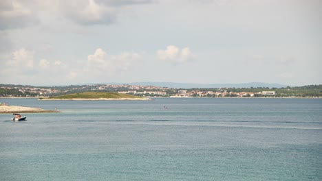 Blauer-Himmel-Und-Landschaftshintergrund