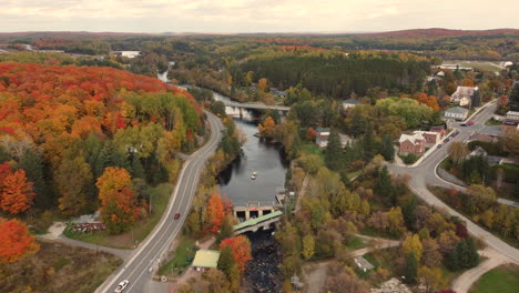 Vista-Aérea-Hermoso-Paisaje-Natural-Otoñal-En-Burks-Falls,-Canadá