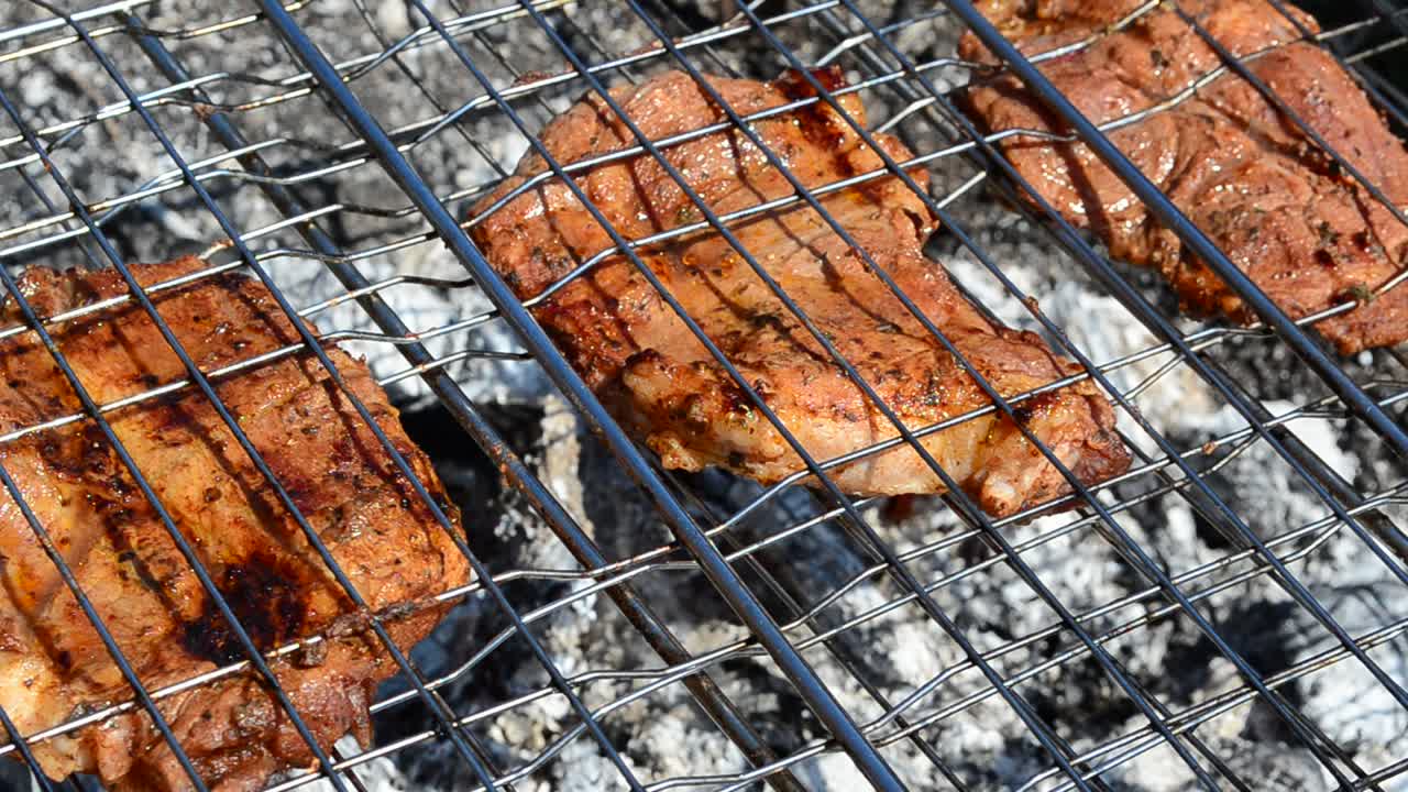 Carne sulla griglia. Preparazione di un barbecue