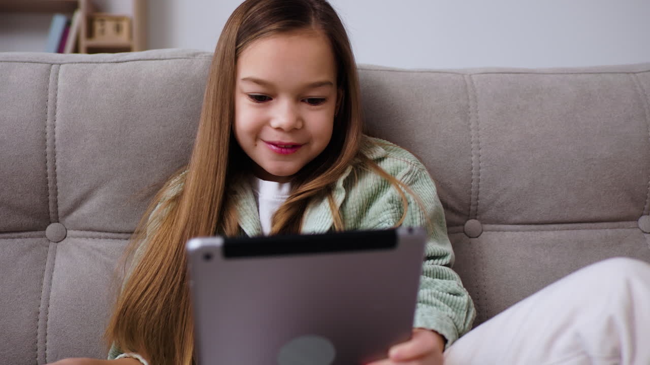 niña pequeña en la sala de estar