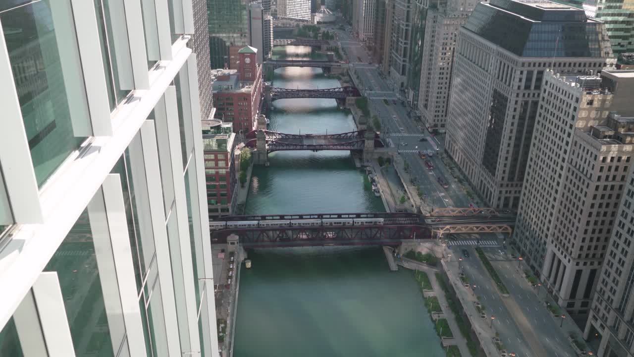 los trenes cta cruzan el puente sobre el río chicago, ángulo alto