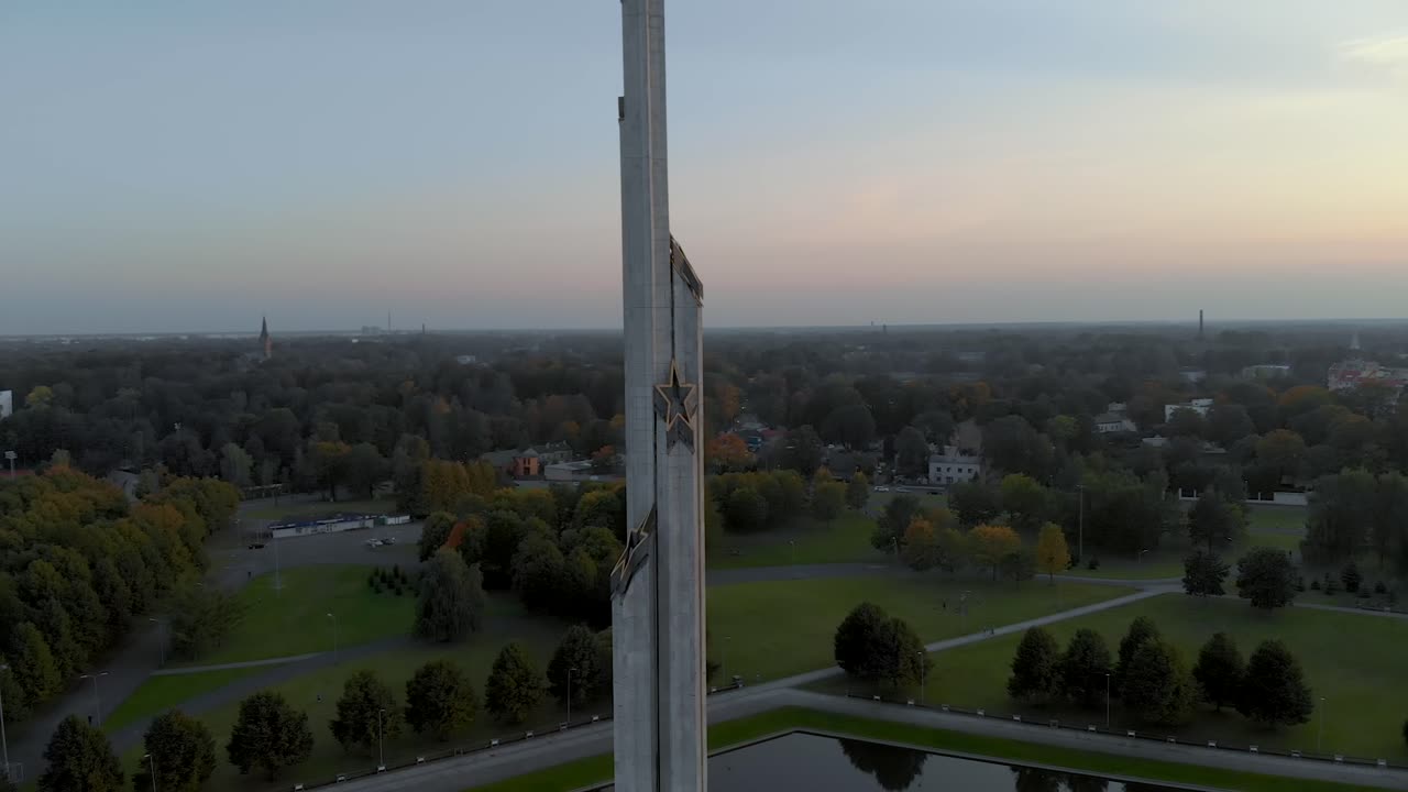 Lettonia - Famoso monumento sovietico storico - Vista aerea con drone al tramonto