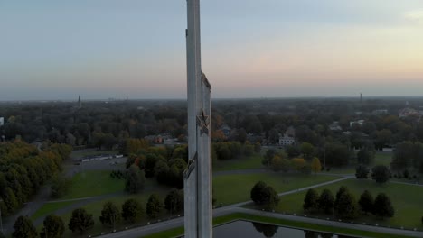 Letonia---Histórico-Monumento-Soviético-Famoso---Vista-Aérea-De-La-Puesta-De-Sol-Con-Drones