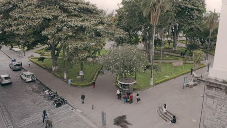 parque tradicional con gente alrededor