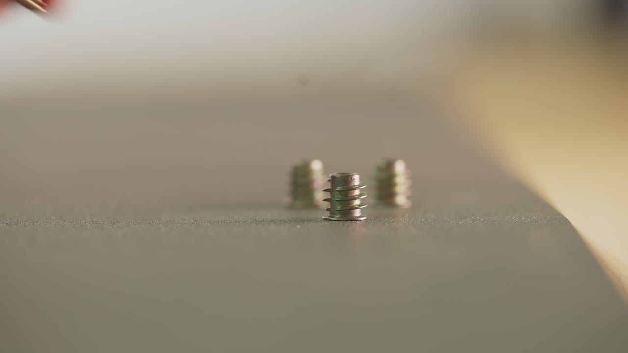 손은 테이블 표면 클로즈업에서 짧은 스크류를 취합니다