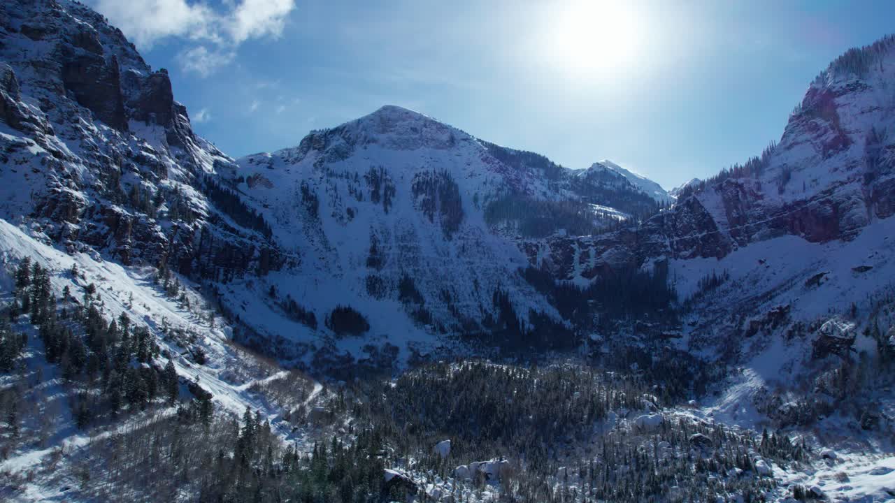 establecimiento de una vista aérea de drones de los pasos del paso del oso negro en telluride, colorado