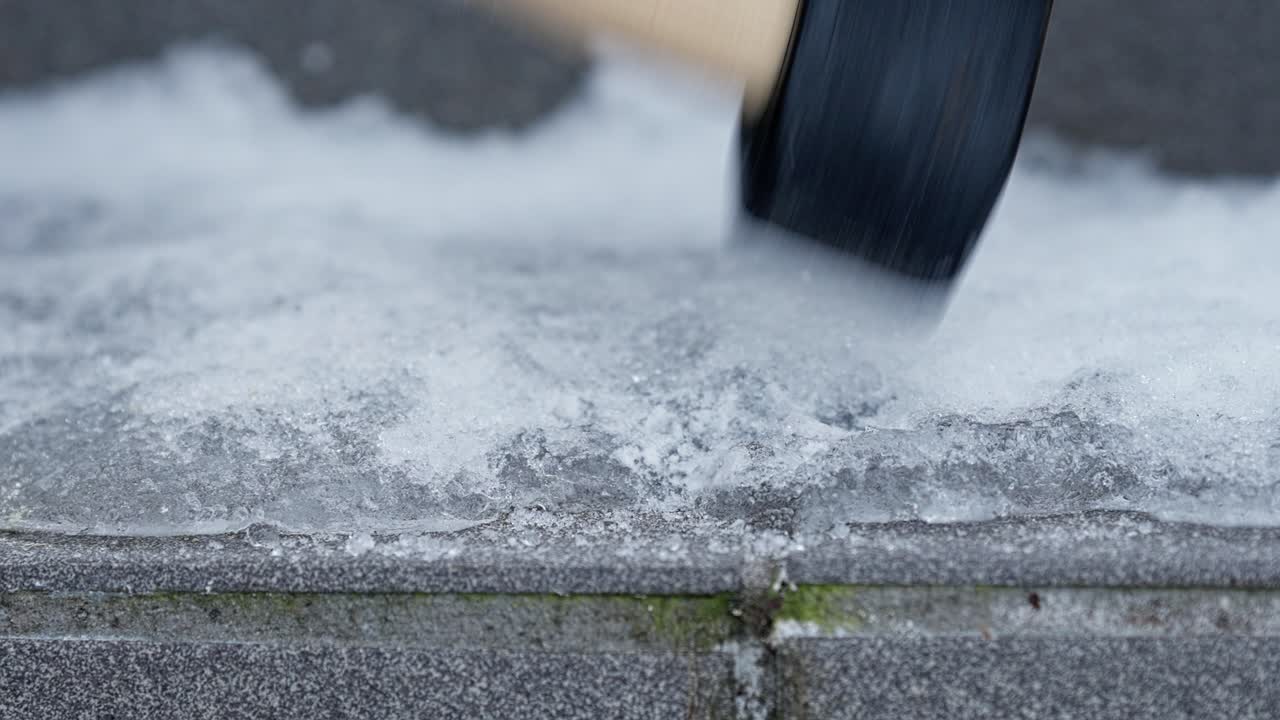limpieza de hielo de escaleras al aire libre congeladas con el respaldo del hacha, cámara lenta