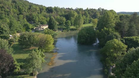 Toma-Aérea-Del-Río-Mincio-En-Borghetto,-Italia.