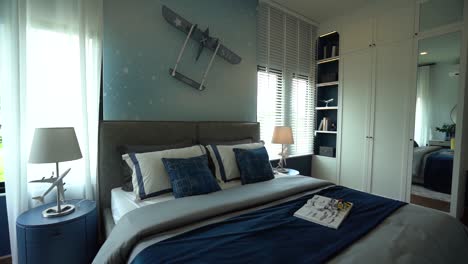 diseño interior de dormitorio chic azul y blanco, completamente amueblado