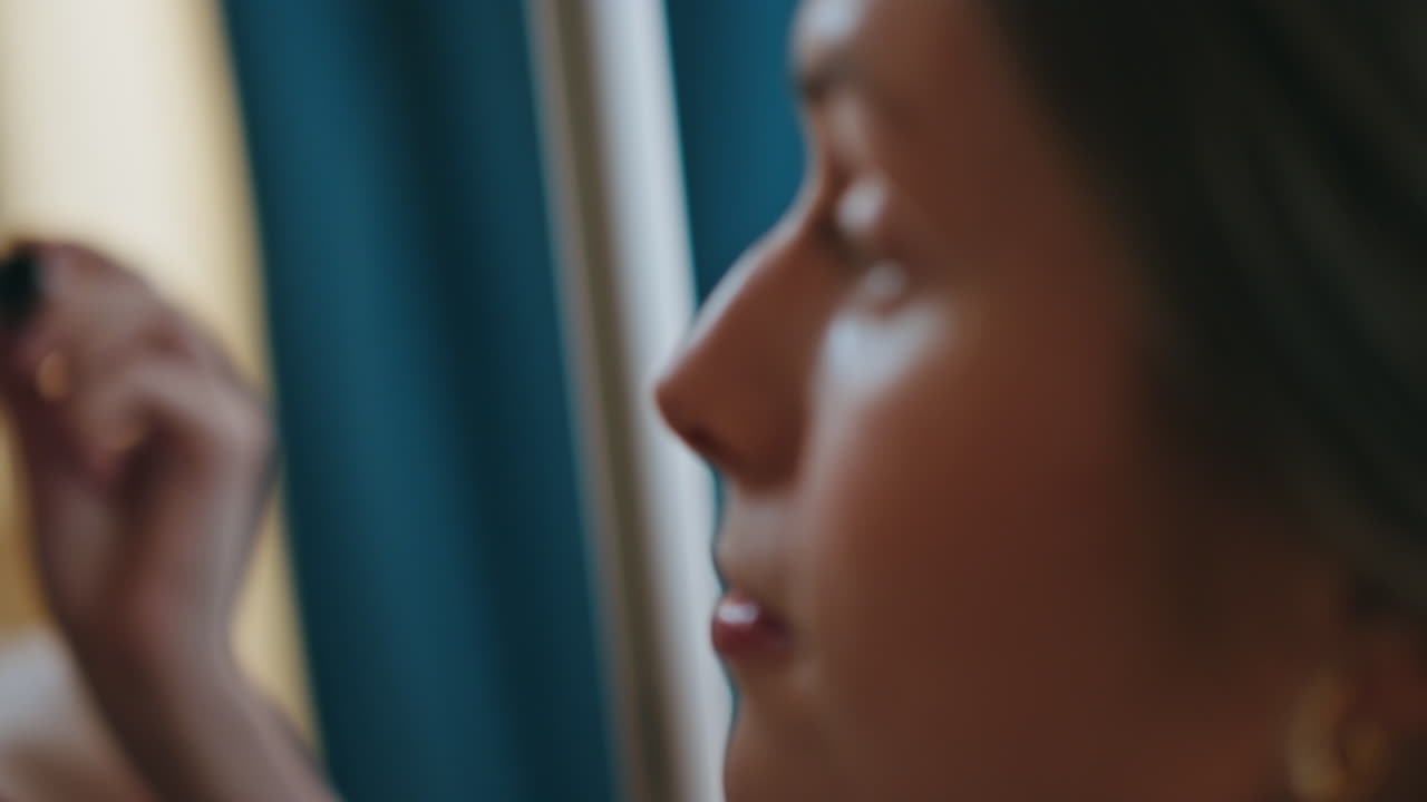 mujer de primer plano aplicando máscara en el reflejo del espejo. chica sonriente confiada