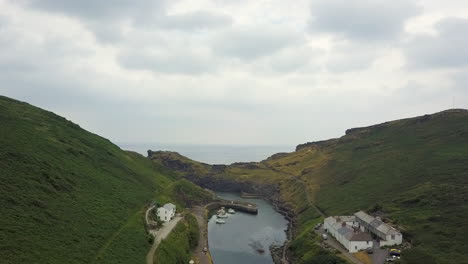 Hafeneinlass-Von-Boscastle-In-Cornwall,-Vereinigtes-Königreich,-Luftbild