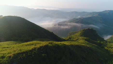 luftaufnahme einer bergkette mit wolkenmeer