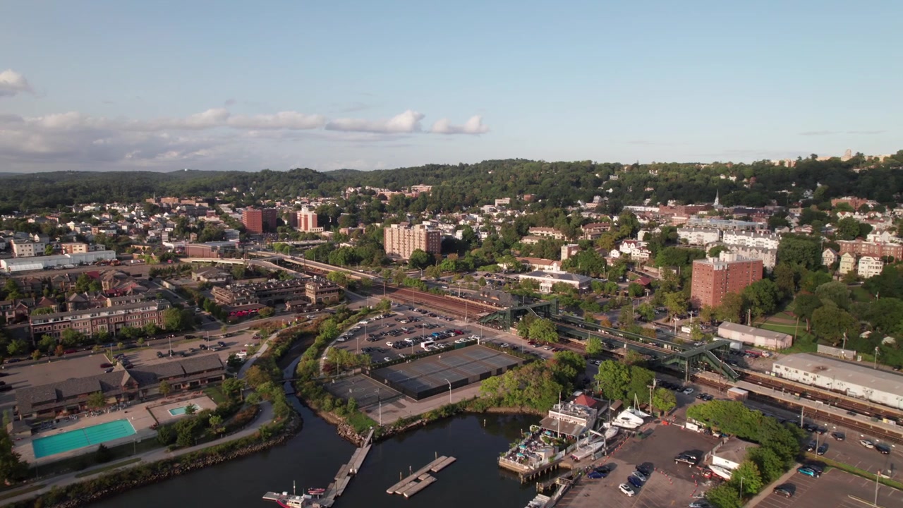 Lungofiume Hudson e marina a Tarrytown, New York. Ripresa drone 4K