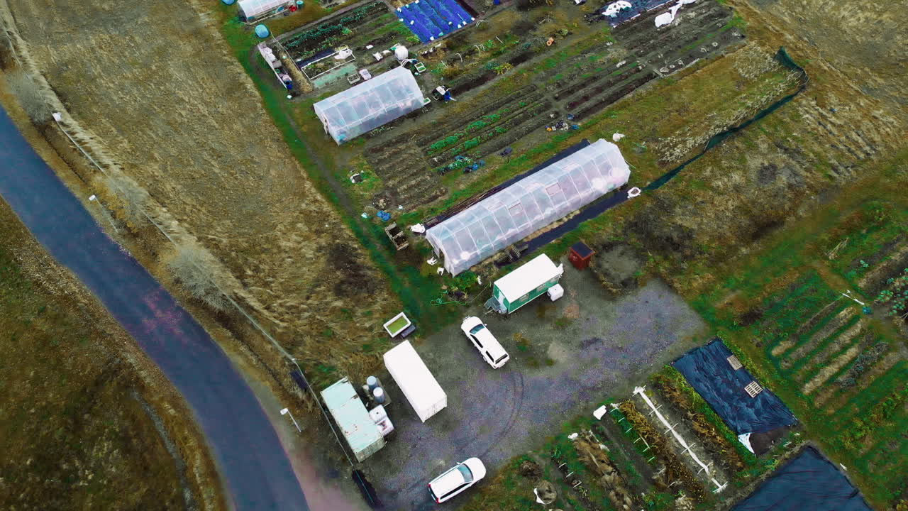 vista aérea cuando el coche conduce al patio de la granja