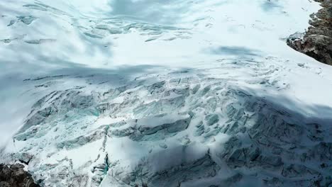volando hacia un glaciar en los andes de perú para ver un glaciar que se está derritiendo y encogiendo debido al calentamiento global