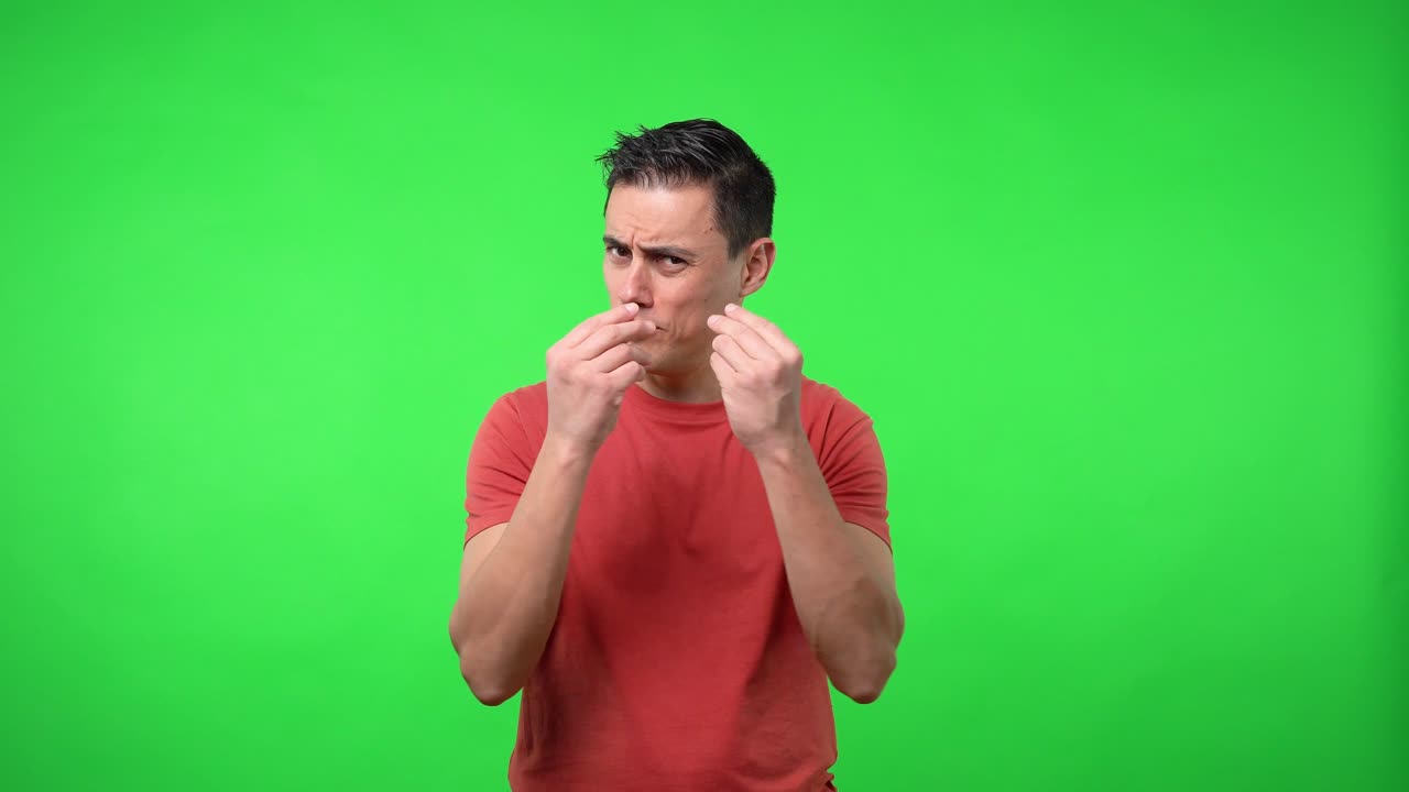 Uomo in camicia rossa che allude al denaro