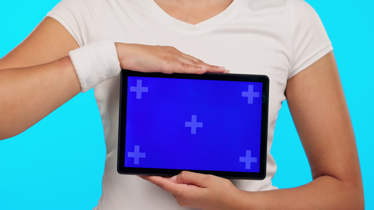 mujer sosteniendo una tableta con una pantalla azul