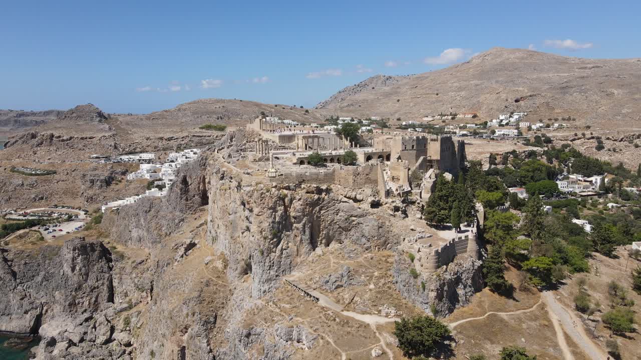고고학 유적지 인 린도스 아크로폴리스 에 있는 관광객 들, 그리스 의 고대 사원
